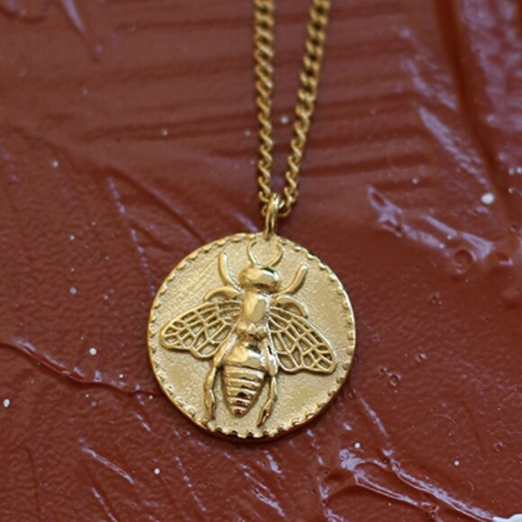 Jewelry - NEW 18K Gold Plated Textured Bee Round Pendant Necklace